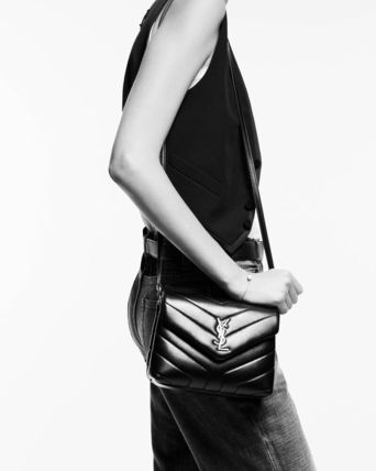 Saint Laurent LOULOU Casual Style Calfskin Plain Leather Crossbody Logo (678401DV7073317, 678401DV7072516, 678401DV7072826, 678401DV7079207, 678401DV7071000, 678401DV7072721, 678401DV7071229, 678401DV7072346) - Image 3